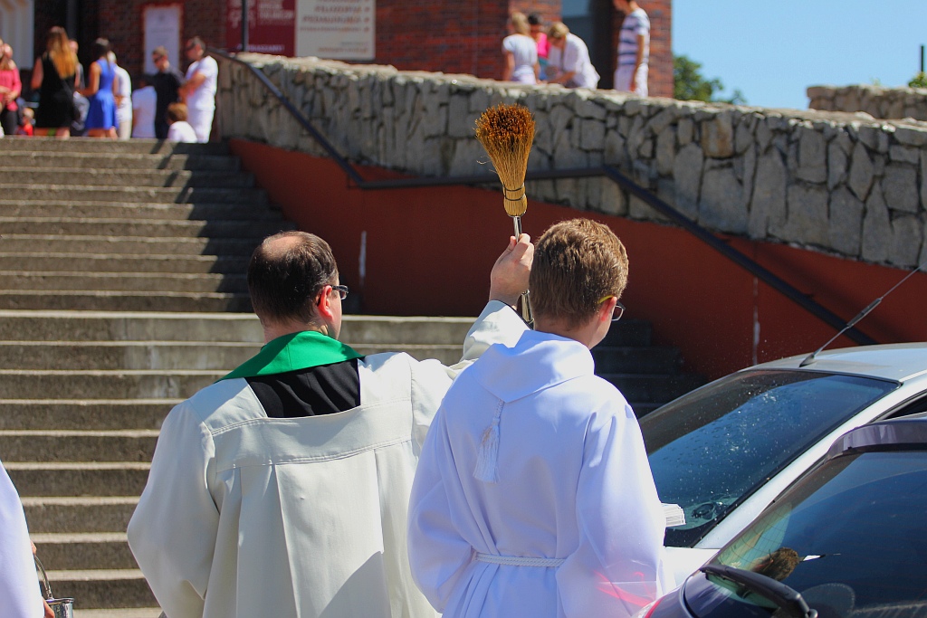 W neidzielne popołudnie kierowcy poświęcili swoje auta