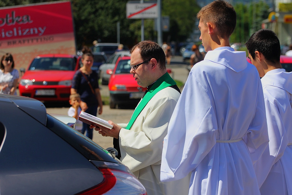 W neidzielne popołudnie kierowcy poświęcili swoje auta