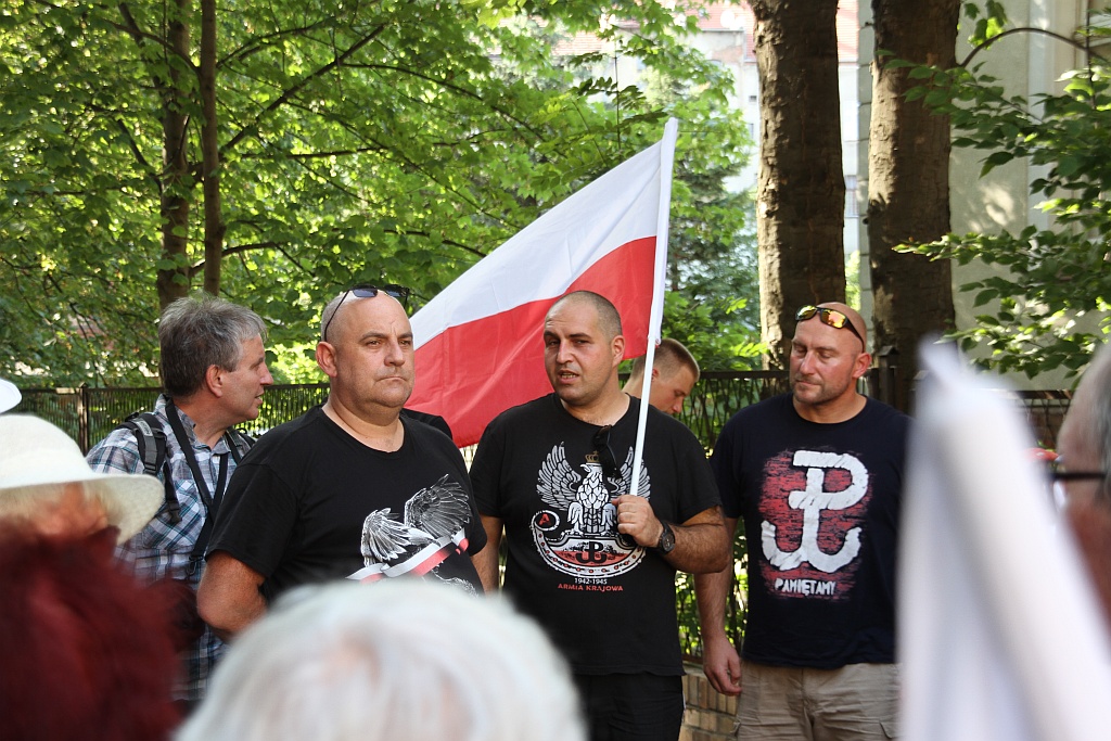 Kwiaty pod tablicą Szarych Szeregów w rocznicę powstania