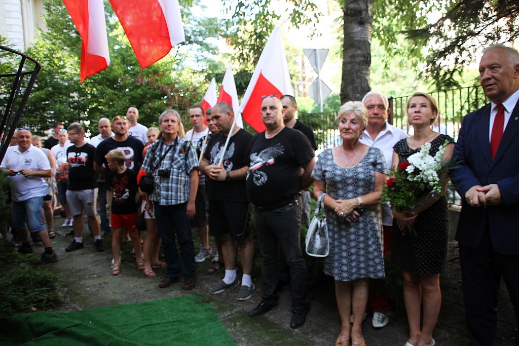 Kwiaty pod tablicą Szarych Szeregów w rocznicę powstania