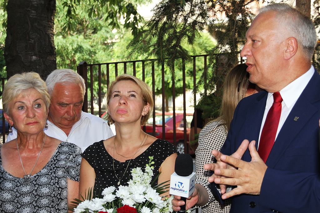 Kwiaty pod tablicą Szarych Szeregów w rocznicę powstania