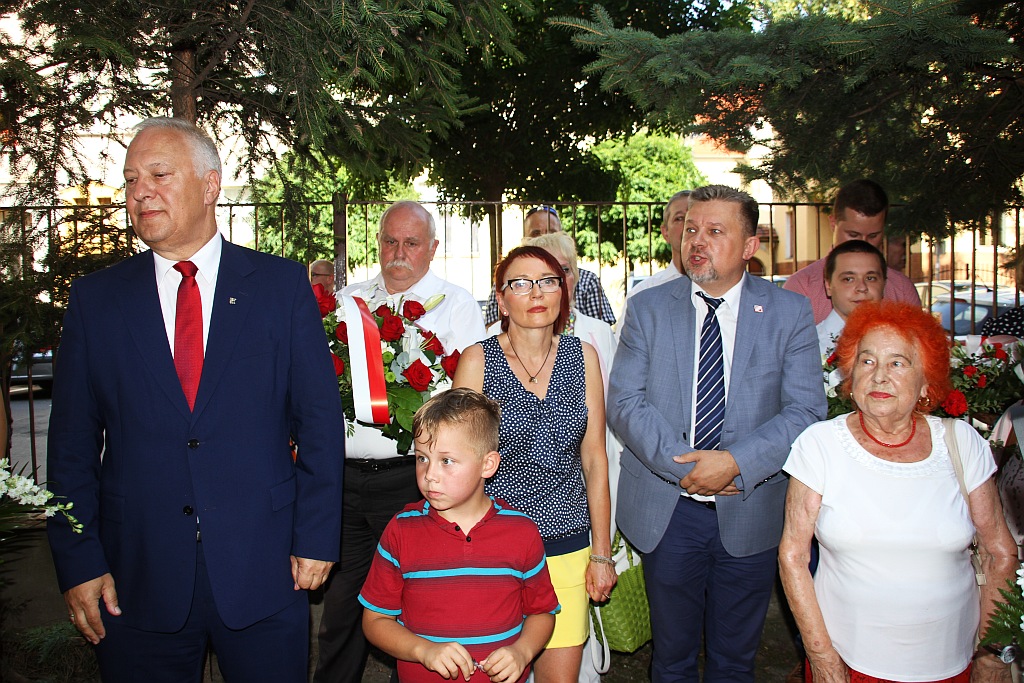 Kwiaty pod tablicą Szarych Szeregów w rocznicę powstania