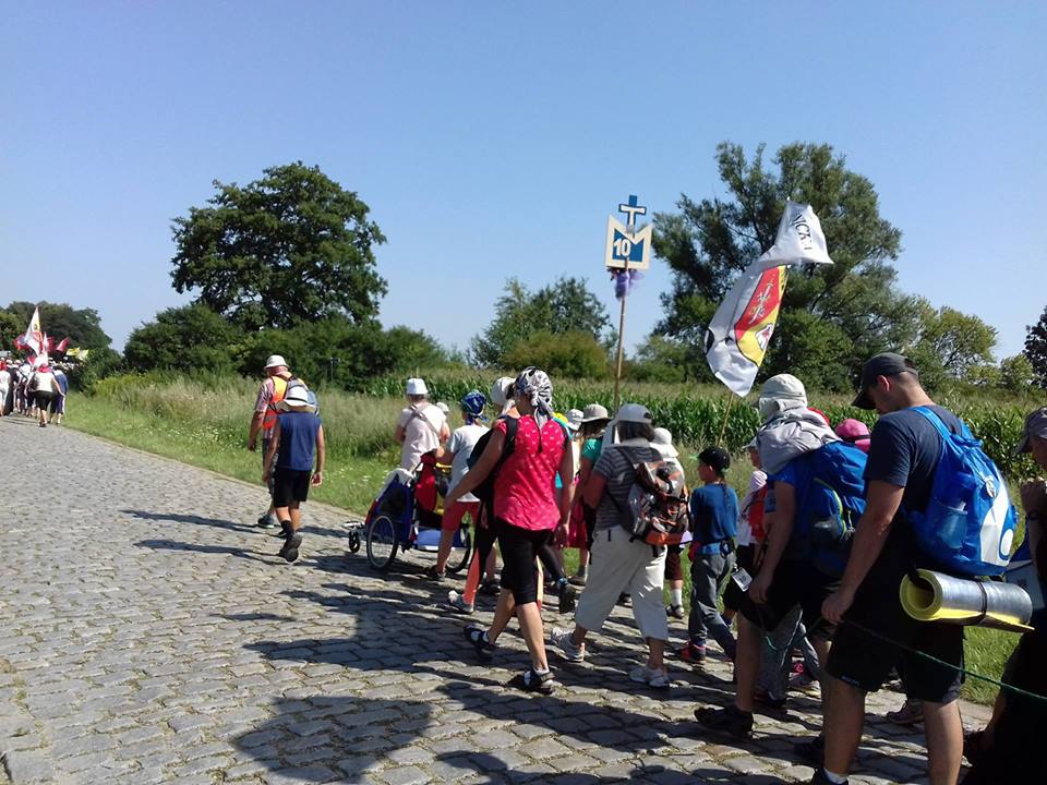 Czwarty upalny dzień pielgrzymów w drodze na Jasną Górę