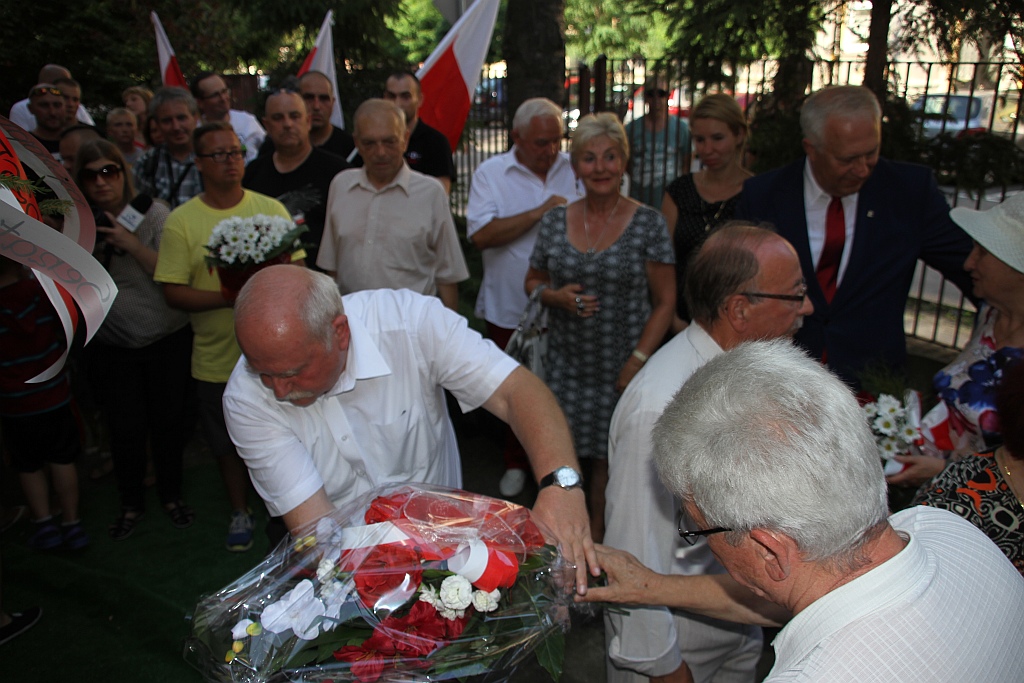 Kwiaty pod tablicą Szarych Szeregów w rocznicę powstania