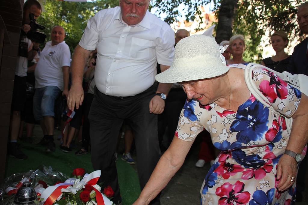 Kwiaty pod tablicą Szarych Szeregów w rocznicę powstania