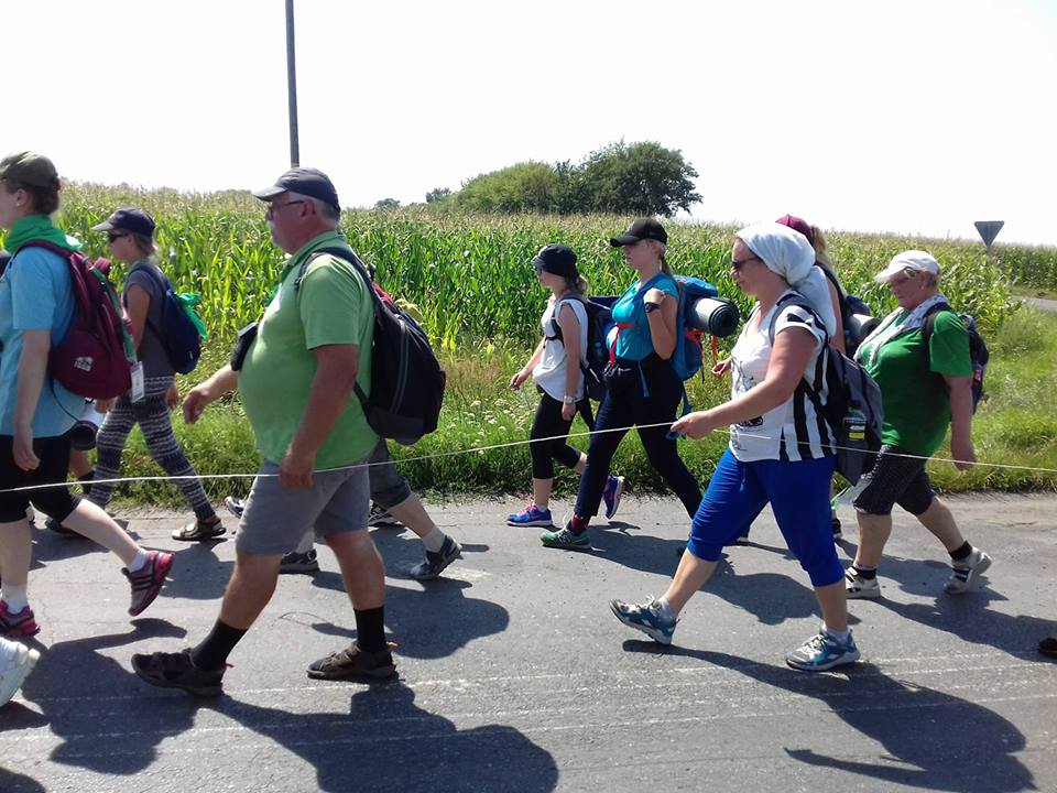 Czwarty upalny dzień pielgrzymów w drodze na Jasną Górę