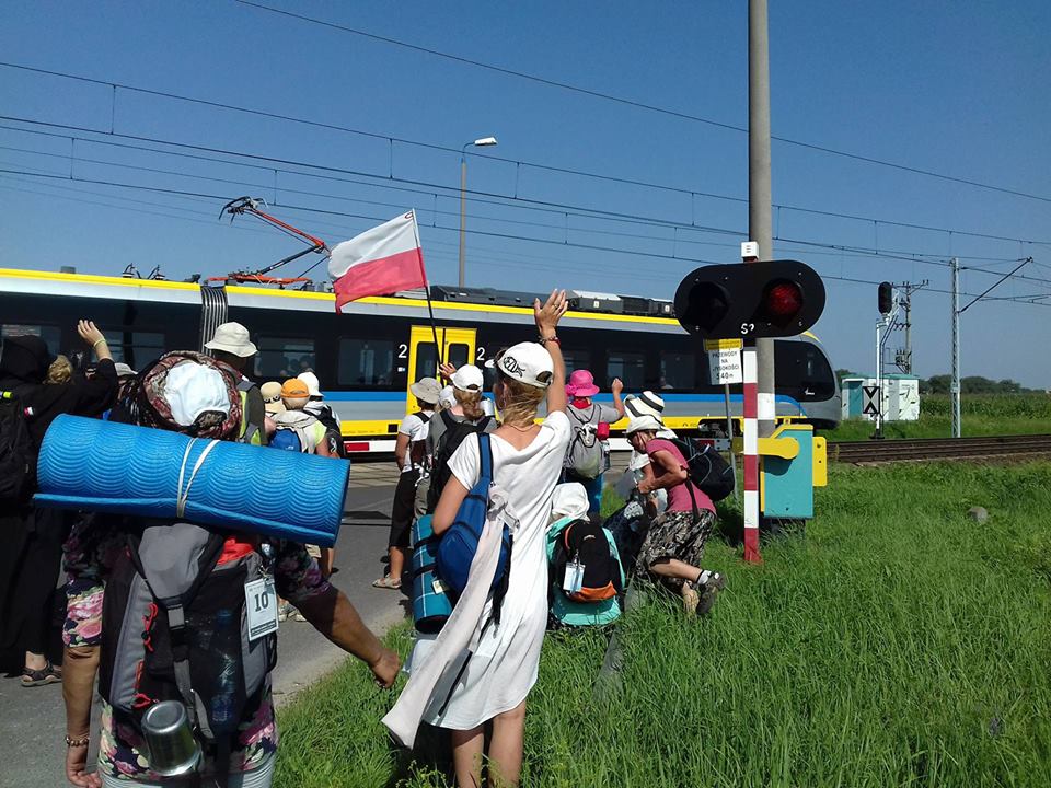 Czwarty upalny dzień pielgrzymów w drodze na Jasną Górę