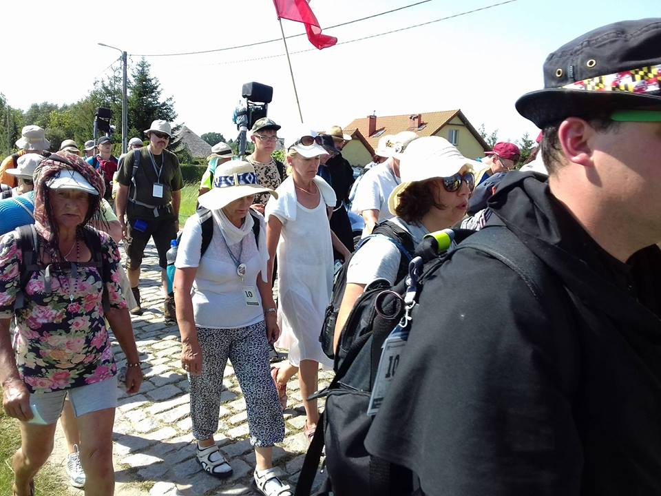 Czwarty upalny dzień pielgrzymów w drodze na Jasną Górę