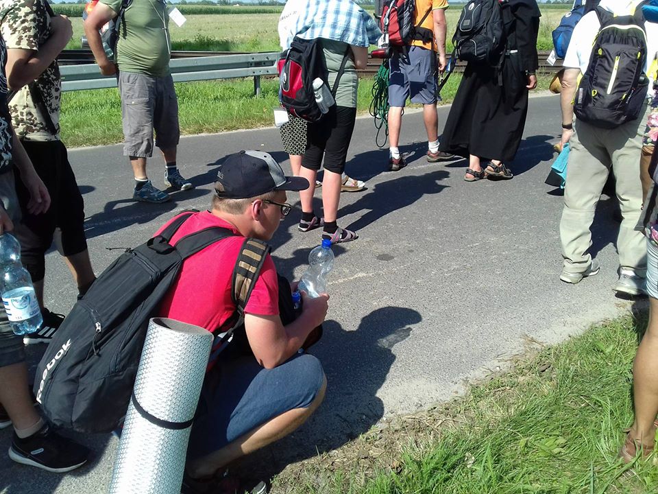 Czwarty upalny dzień pielgrzymów w drodze na Jasną Górę