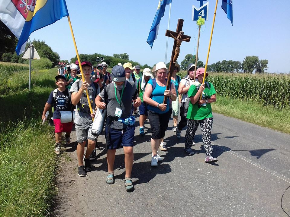 Czwarty upalny dzień pielgrzymów w drodze na Jasną Górę