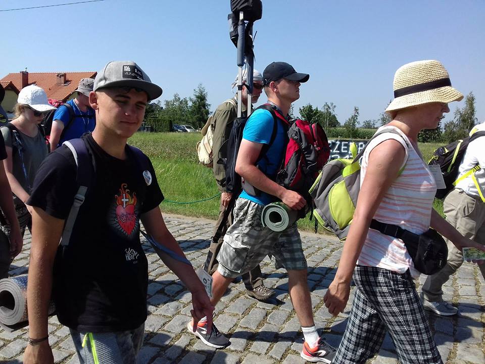 Czwarty upalny dzień pielgrzymów w drodze na Jasną Górę