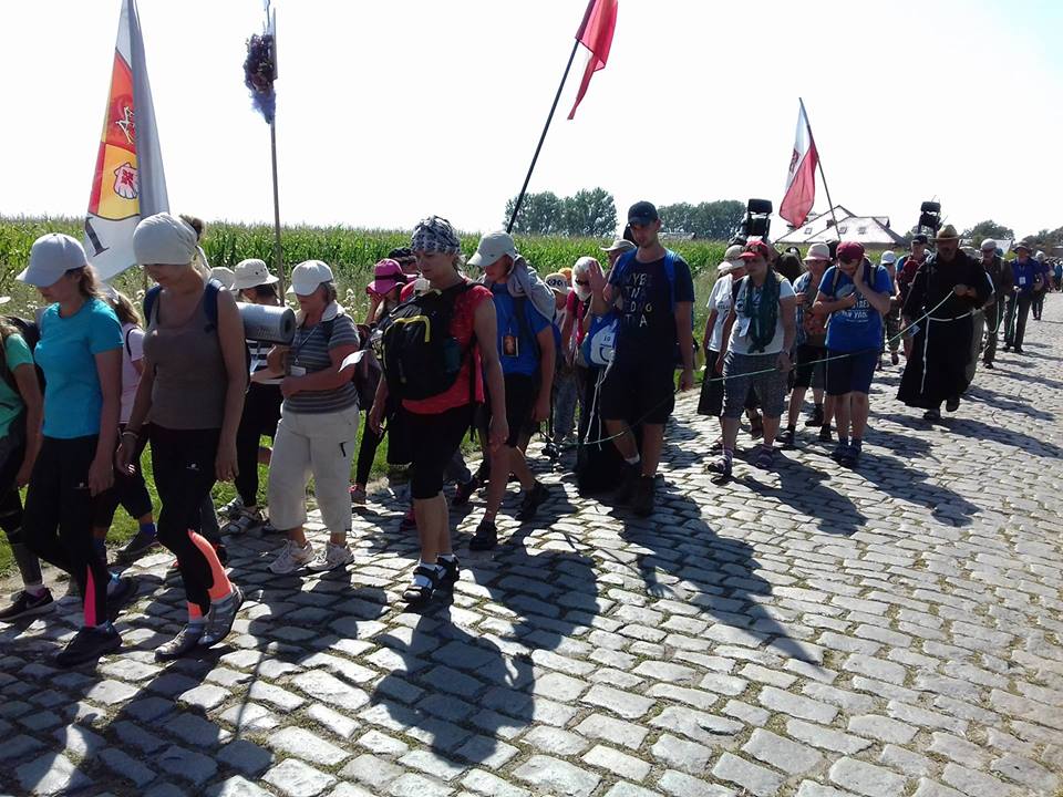 Czwarty upalny dzień pielgrzymów w drodze na Jasną Górę