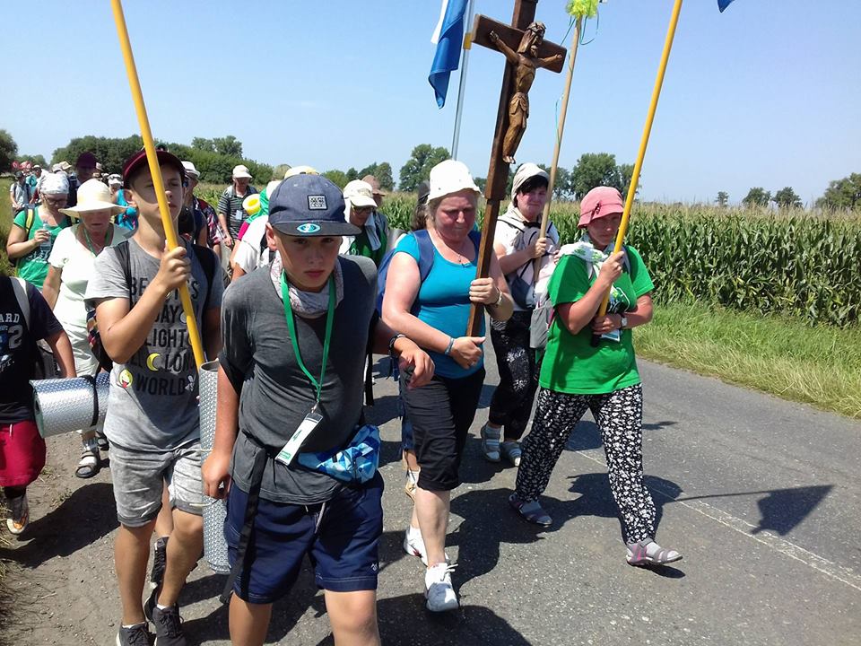 Czwarty upalny dzień pielgrzymów w drodze na Jasną Górę