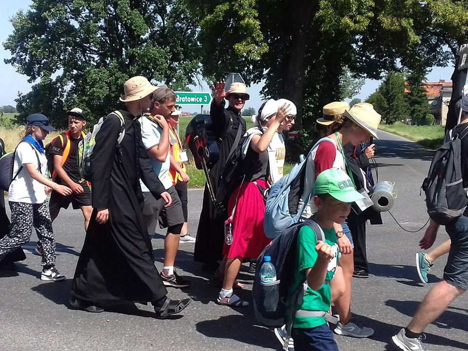 Czwarty upalny dzień pielgrzymów w drodze na Jasną Górę