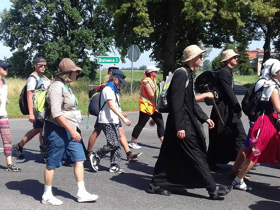 Czwarty upalny dzień pielgrzymów w drodze na Jasną Górę