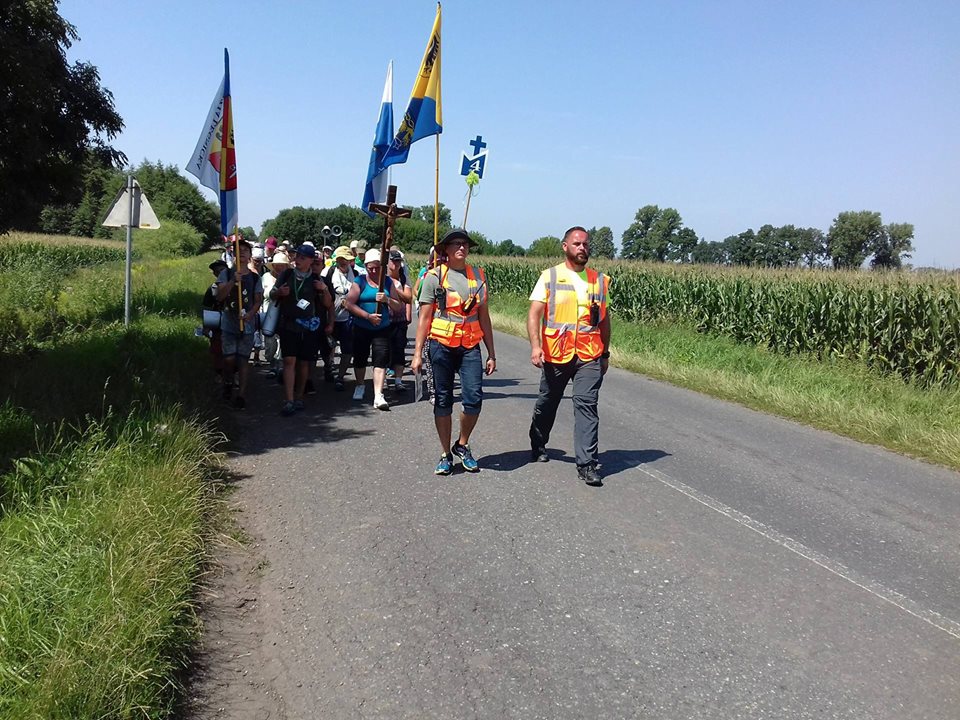 Czwarty upalny dzień pielgrzymów w drodze na Jasną Górę