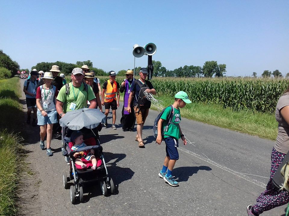 Czwarty upalny dzień pielgrzymów w drodze na Jasną Górę