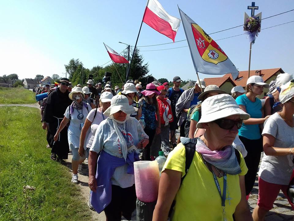 Czwarty upalny dzień pielgrzymów w drodze na Jasną Górę