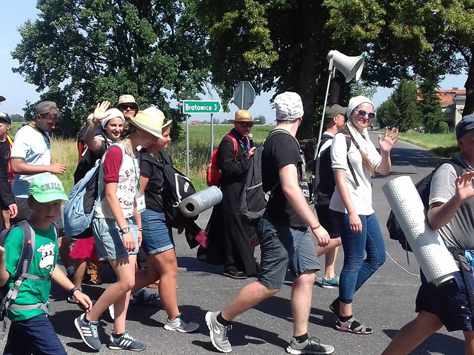 Czwarty upalny dzień pielgrzymów w drodze na Jasną Górę