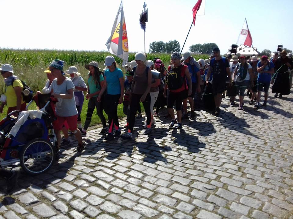 Czwarty upalny dzień pielgrzymów w drodze na Jasną Górę