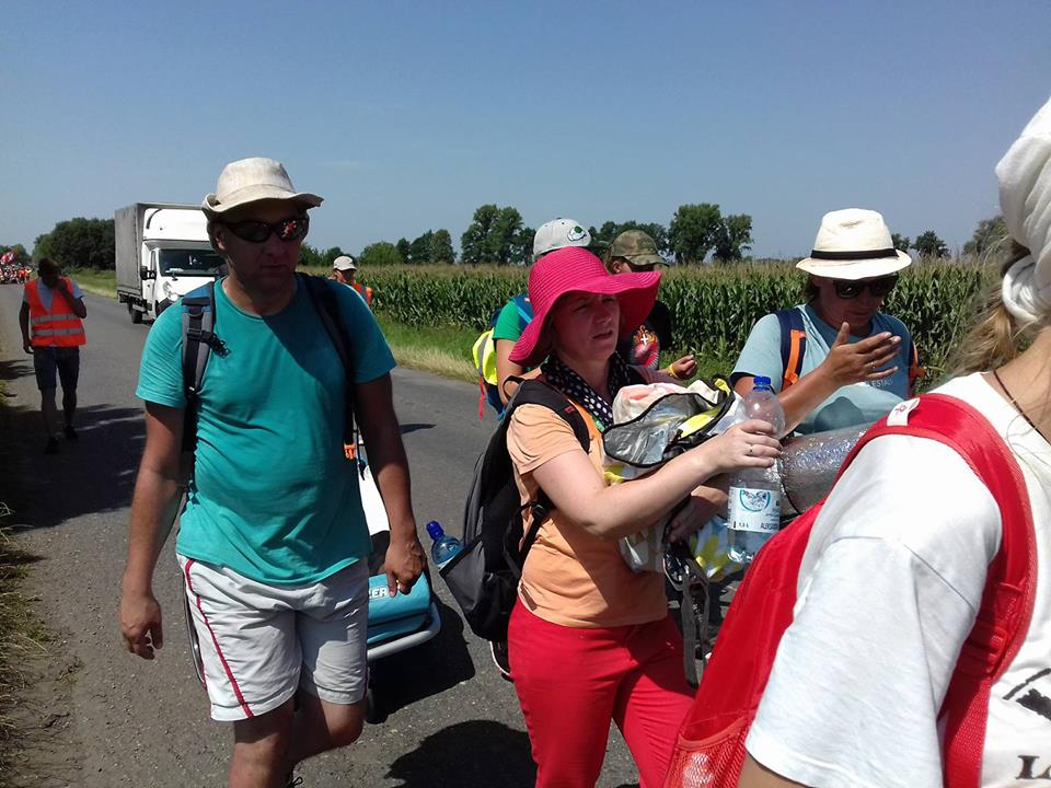 Czwarty upalny dzień pielgrzymów w drodze na Jasną Górę