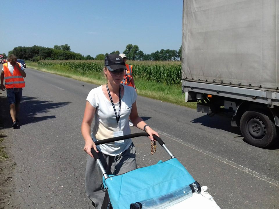 Czwarty upalny dzień pielgrzymów w drodze na Jasną Górę