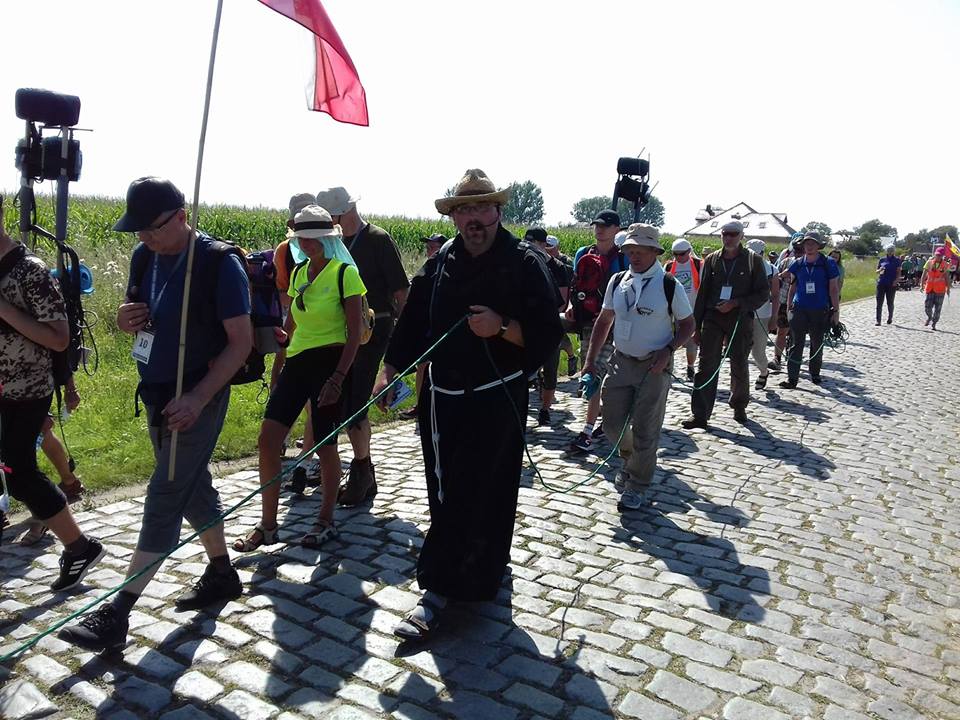 Czwarty upalny dzień pielgrzymów w drodze na Jasną Górę