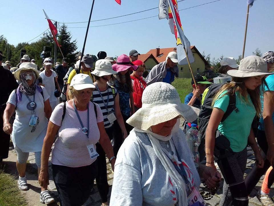 Czwarty upalny dzień pielgrzymów w drodze na Jasną Górę