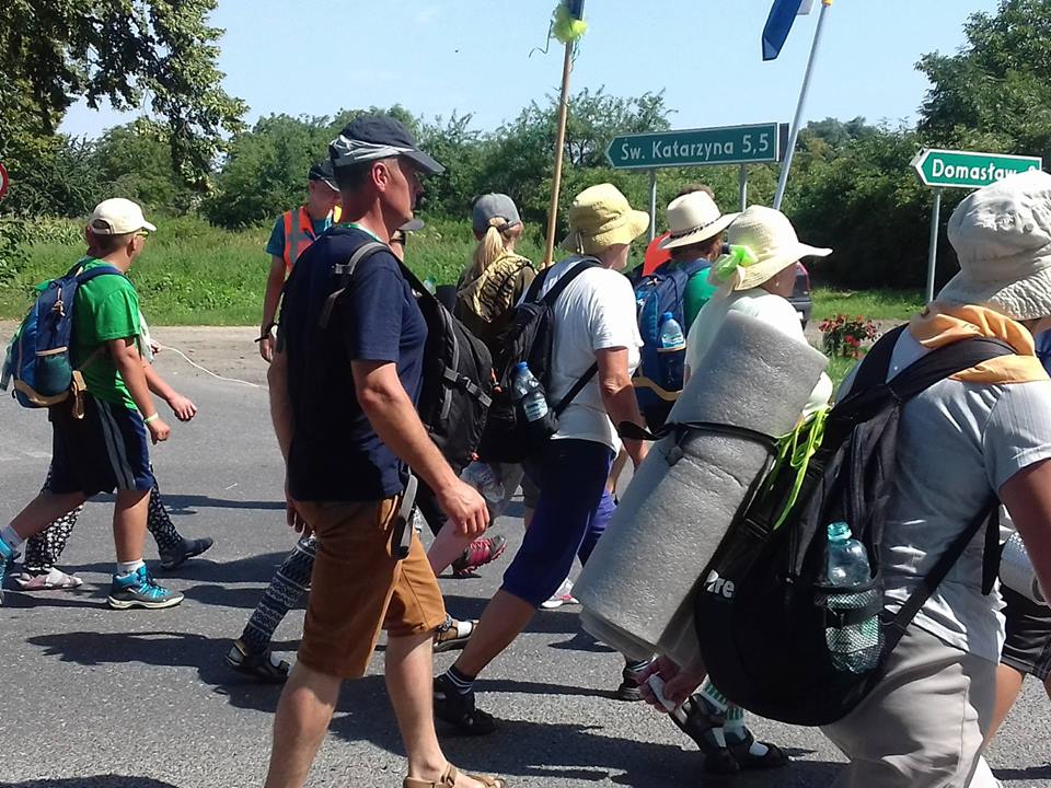 Czwarty upalny dzień pielgrzymów w drodze na Jasną Górę