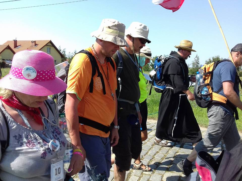 Czwarty upalny dzień pielgrzymów w drodze na Jasną Górę