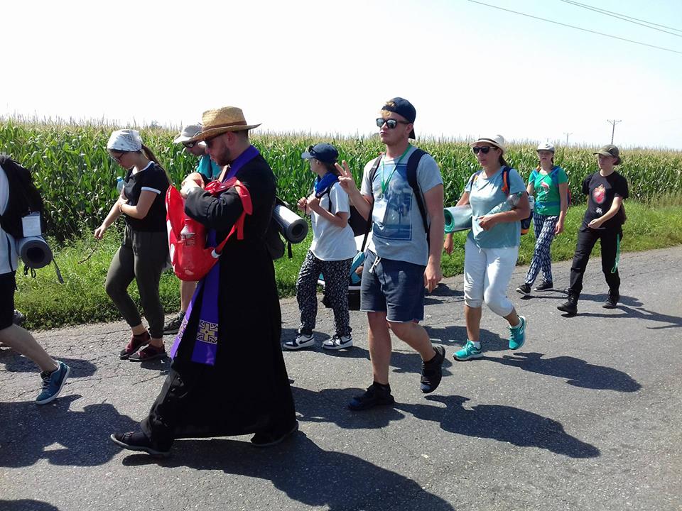 Czwarty upalny dzień pielgrzymów w drodze na Jasną Górę