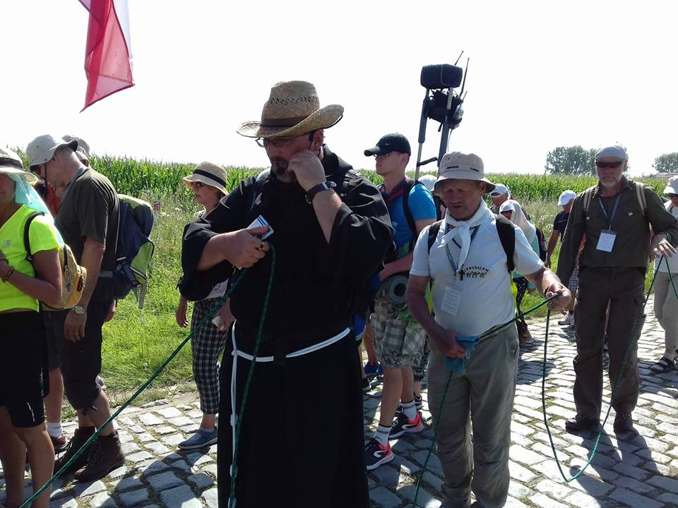 Czwarty upalny dzień pielgrzymów w drodze na Jasną Górę