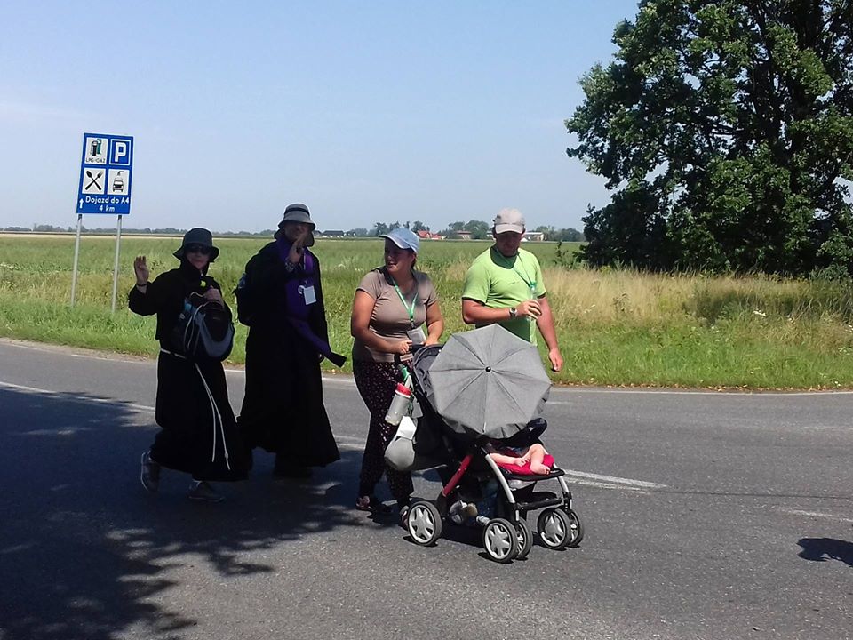 Czwarty upalny dzień pielgrzymów w drodze na Jasną Górę