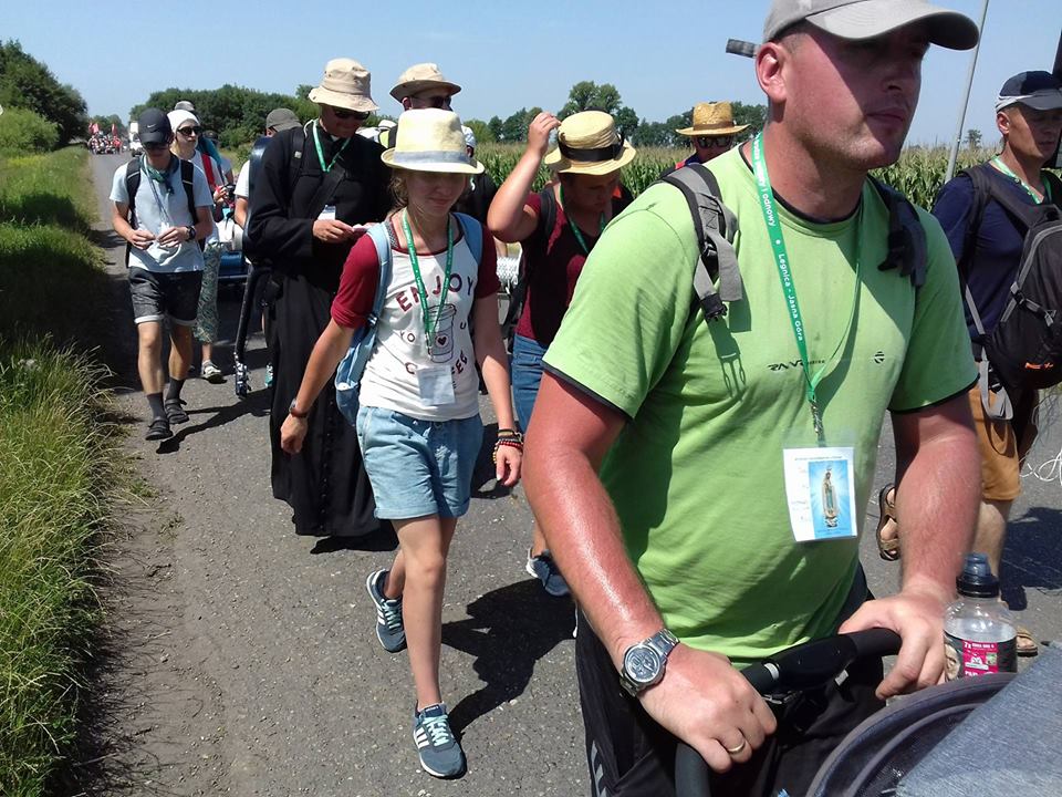 Czwarty upalny dzień pielgrzymów w drodze na Jasną Górę