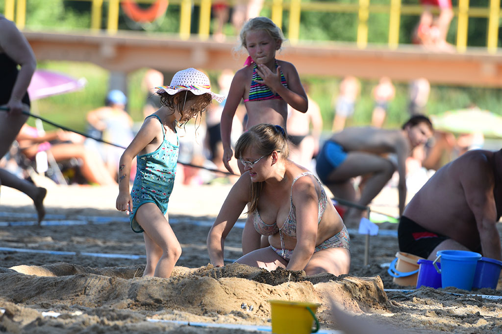 Jak co roku, rzeźbili w piasku na legnickim Kormoranie