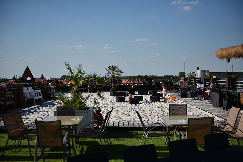Plaża nad dachami Legnicy. Tak bawili się seniorzy w Sky Light
