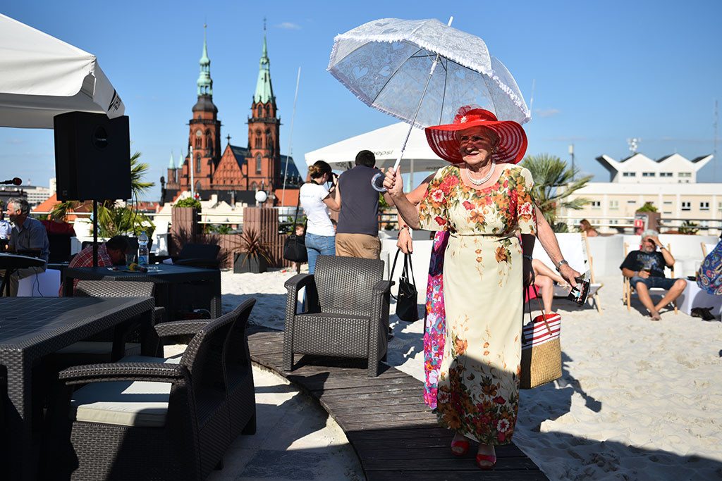 Plaża nad dachami Legnicy. Tak bawili się seniorzy w Sky Light