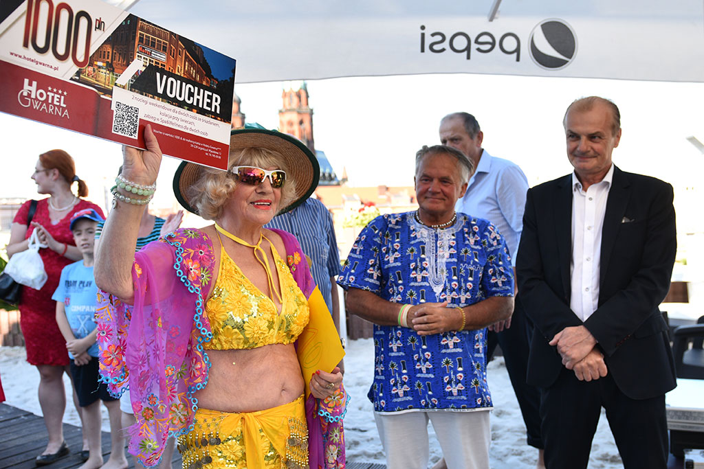 Plaża nad dachami Legnicy. Tak bawili się seniorzy w Sky Light