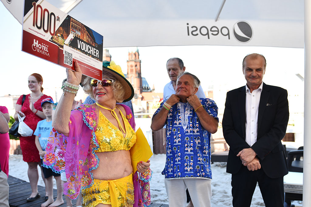 Plaża nad dachami Legnicy. Tak bawili się seniorzy w Sky Light