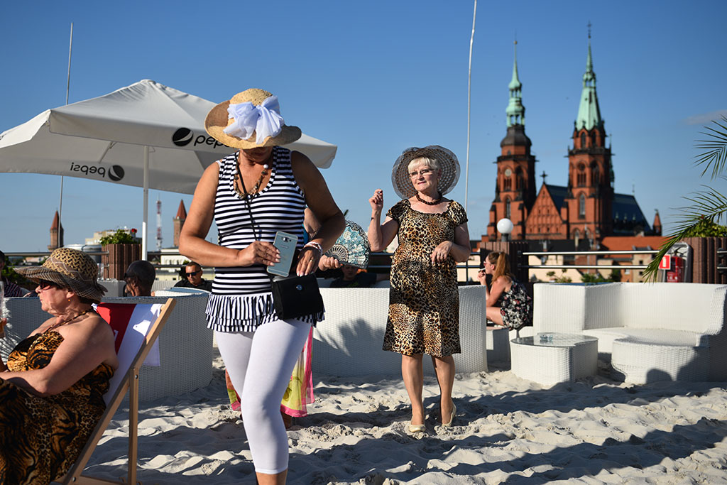 Plaża nad dachami Legnicy. Tak bawili się seniorzy w Sky Light