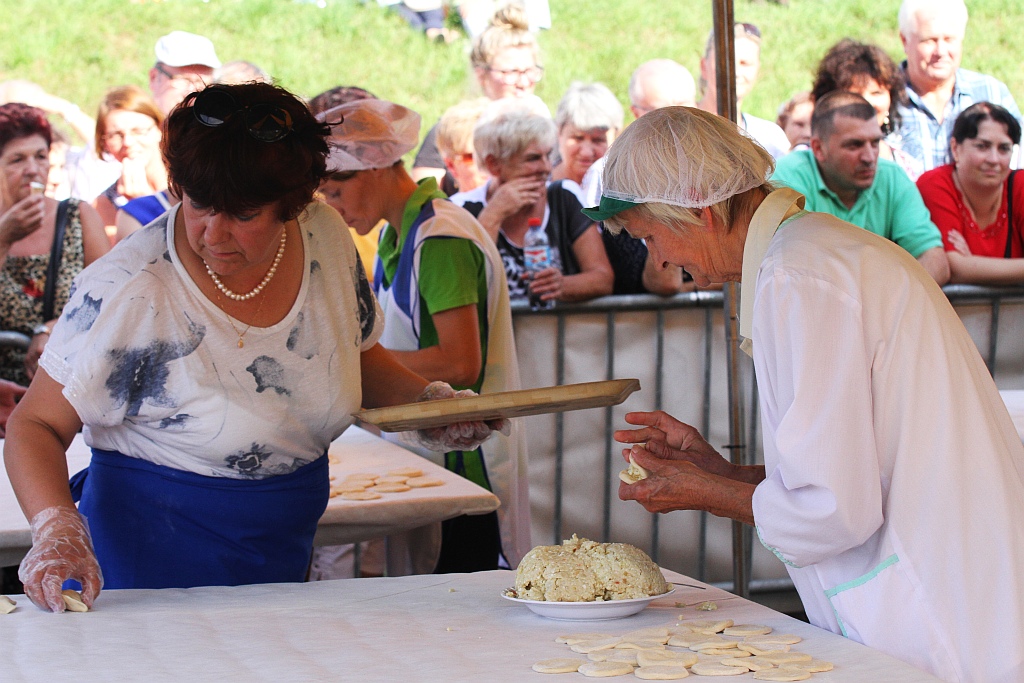 Wanda Łysy nową mistrzynią Legnicy w lepieniu pierogów