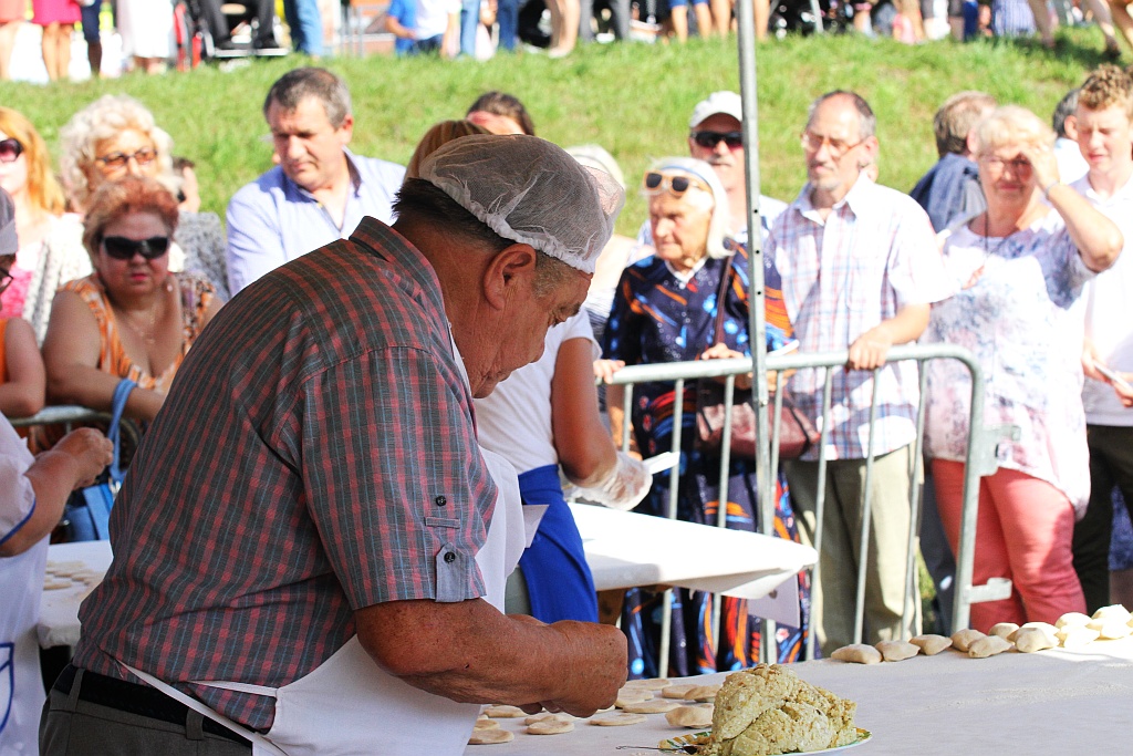 Wanda Łysy nową mistrzynią Legnicy w lepieniu pierogów