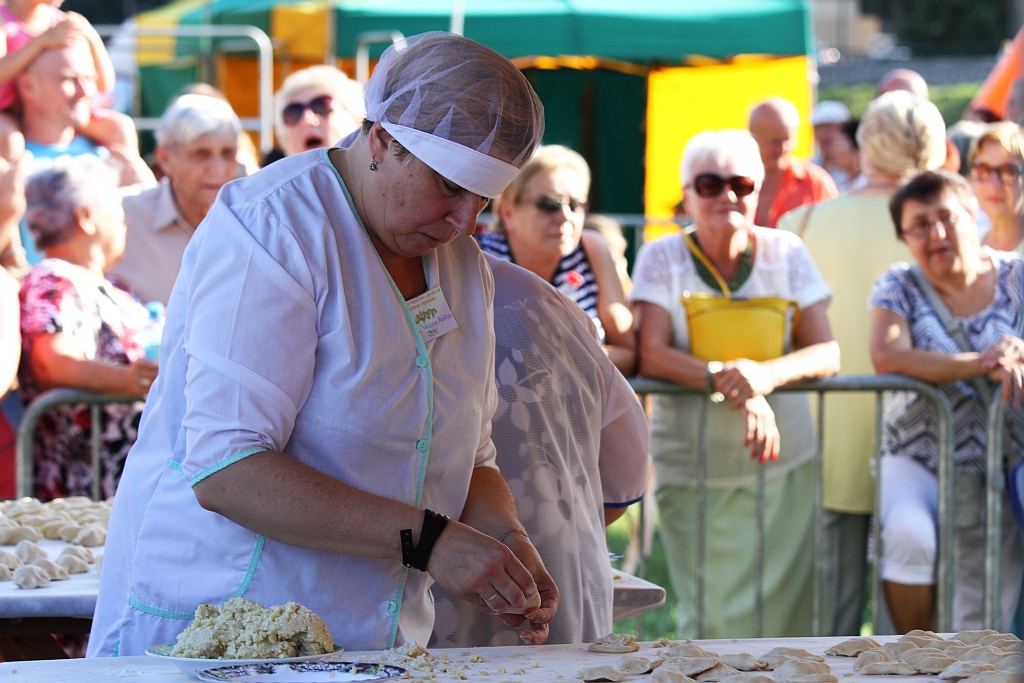 Wanda Łysy nową mistrzynią Legnicy w lepieniu pierogów