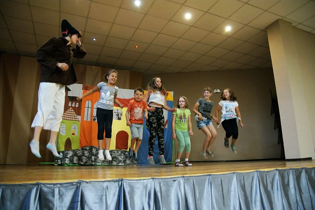 Teatr Blaszany Bębenek wystąpił dla dzieci z gminy Kunice