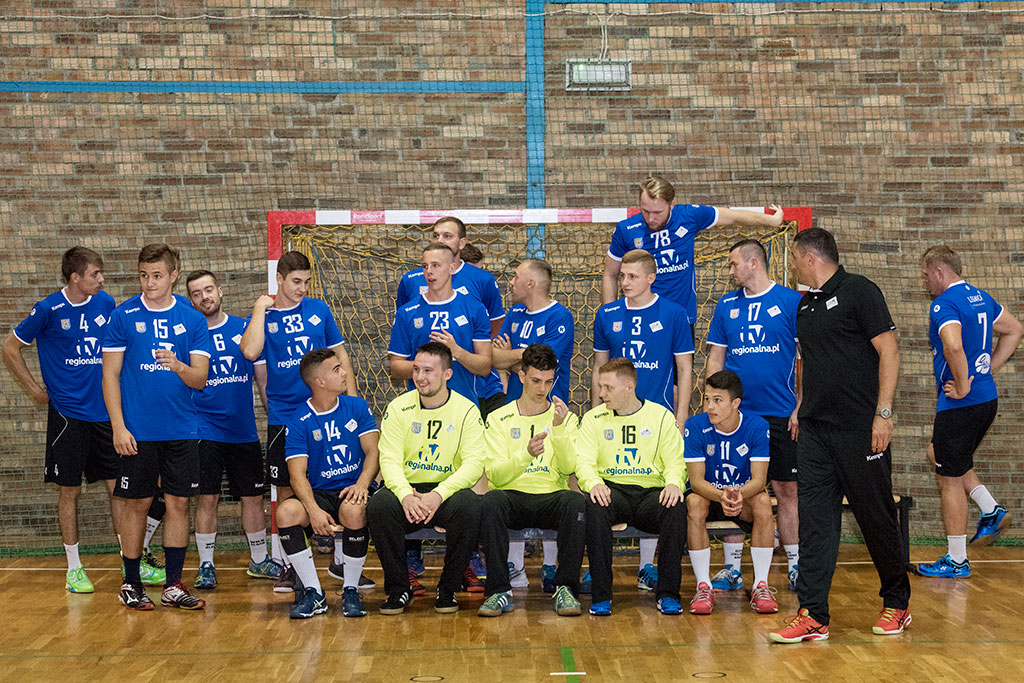 Szczypiorniści Siódemki Miedź Legnica już po sesji zdjęciowej