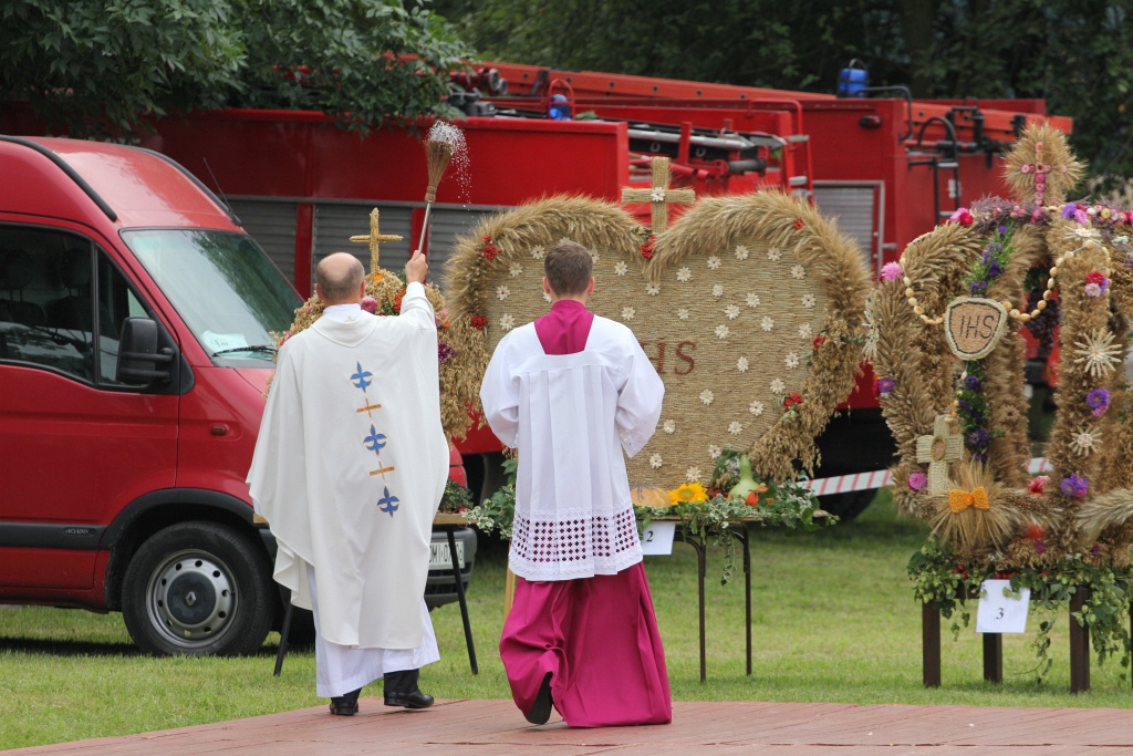 Mieszkańcy gminy Ruja świętują w Tyńcu dożynki gminne
