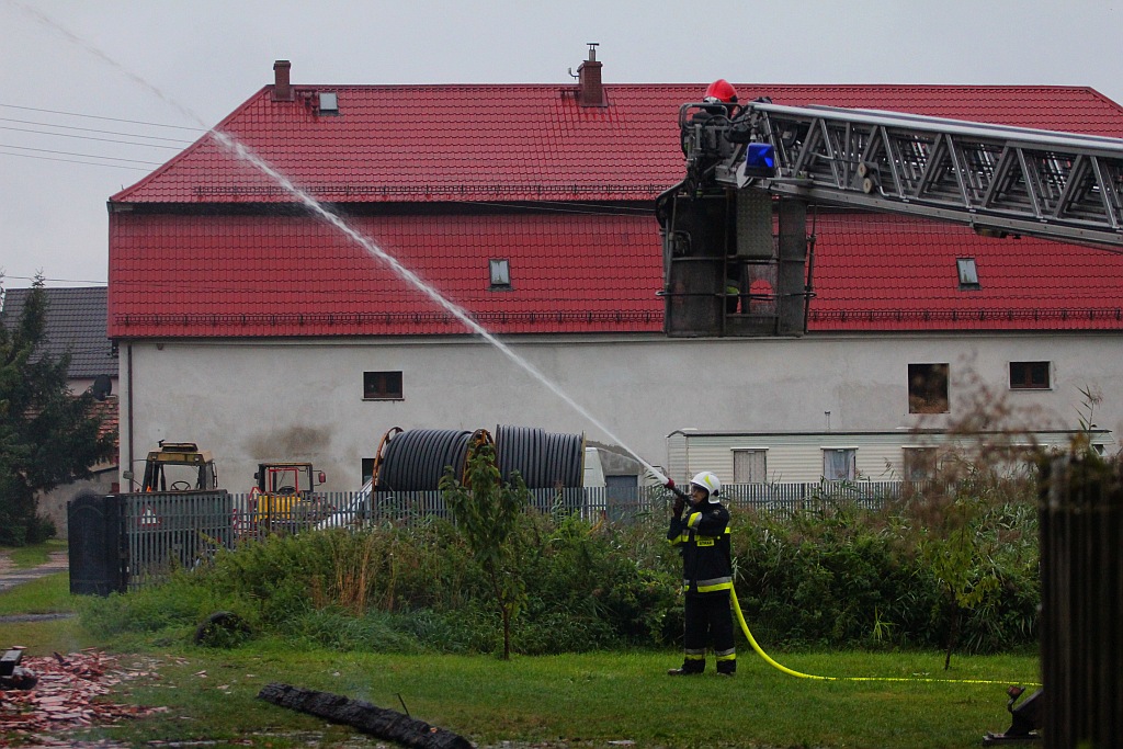 11 zastępów straży gasi pożar w Szczytnikach nad Kaczawą