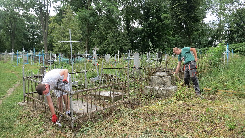 Uczniowie legnickiej budowlanki porządkowali groby w Latyczowie