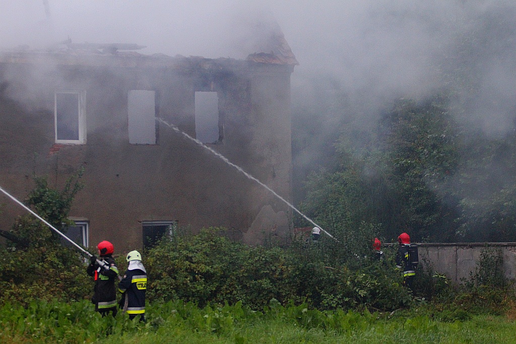 11 zastępów straży gasi pożar w Szczytnikach nad Kaczawą