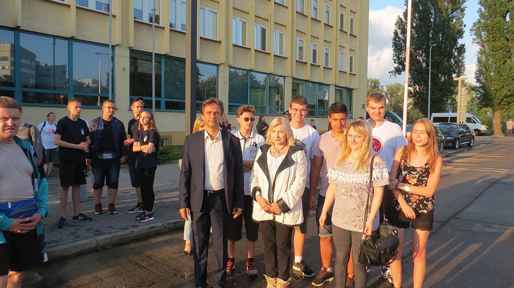 Uczniowie legnickiej budowlanki porządkowali groby w Latyczowie